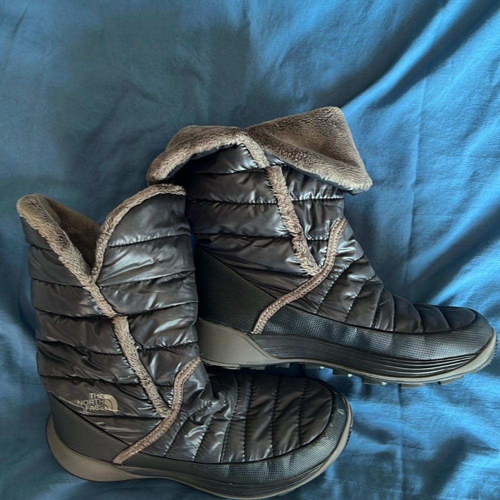 The North Face Amore girls winter snow boots.